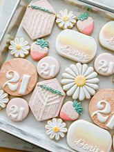 Load image into Gallery viewer, Classic Daisy Flower/ Scalloped Circle Cutter