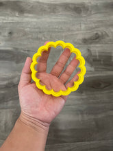 Load image into Gallery viewer, Classic Daisy Flower/ Scalloped Circle Cutter