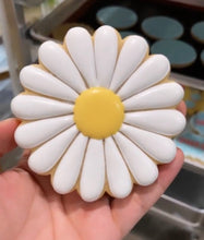 Load image into Gallery viewer, Classic Daisy Flower/ Scalloped Circle Cutter
